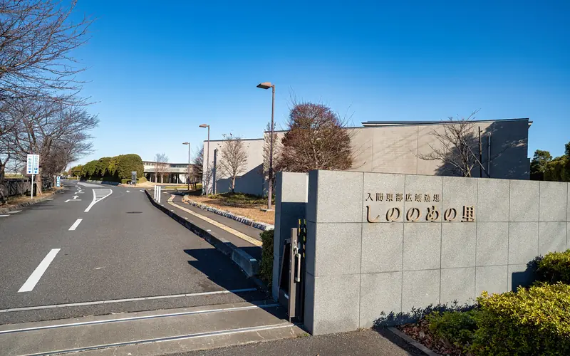 しののめの里の門柱サインと進入路