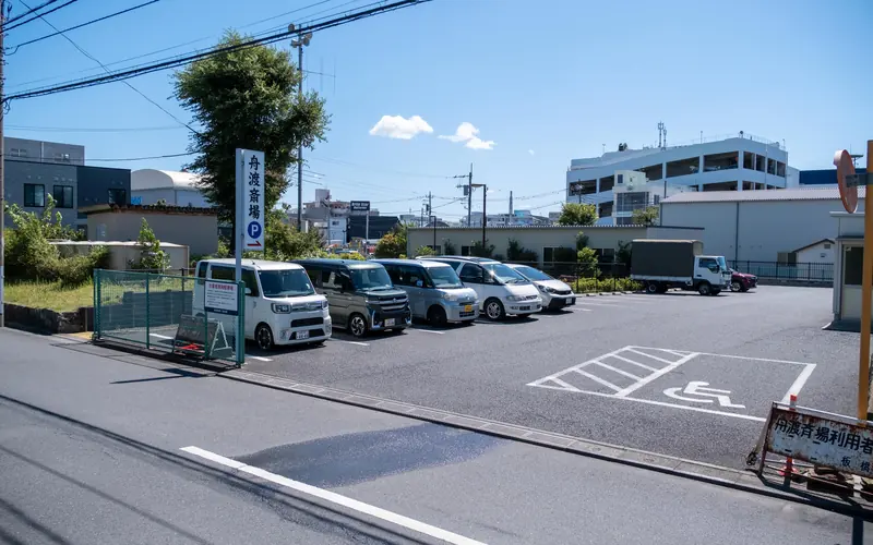 舟渡斎場の駐車場(道路側から)