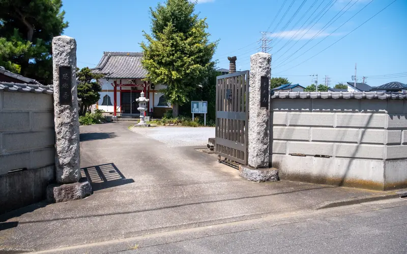 慈眼寺の門柱と参道(手前から)