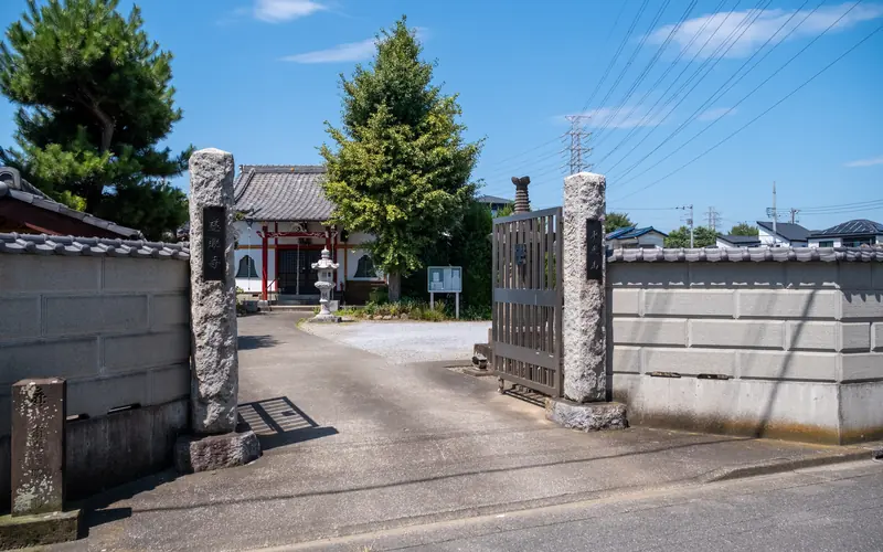 慈眼寺の門柱と参道(正面寄り)
