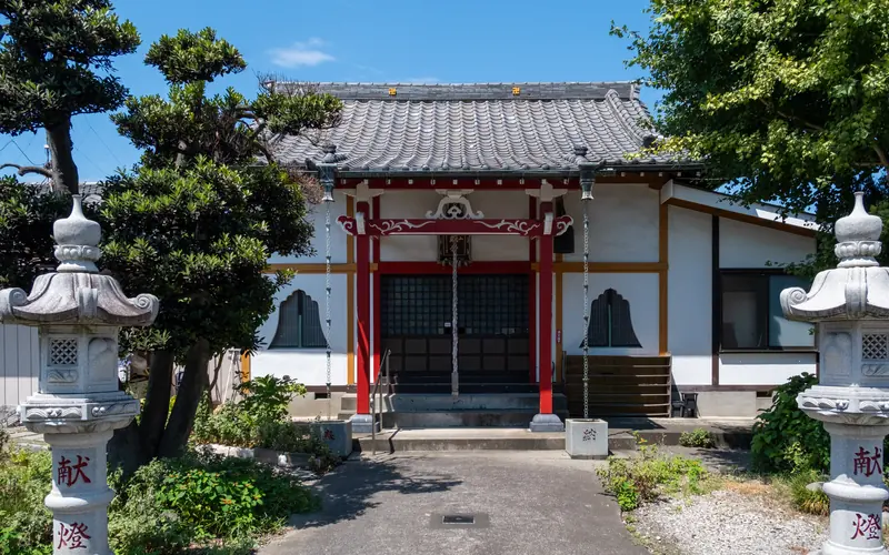 慈眼寺の本堂正面(石灯籠越し)
