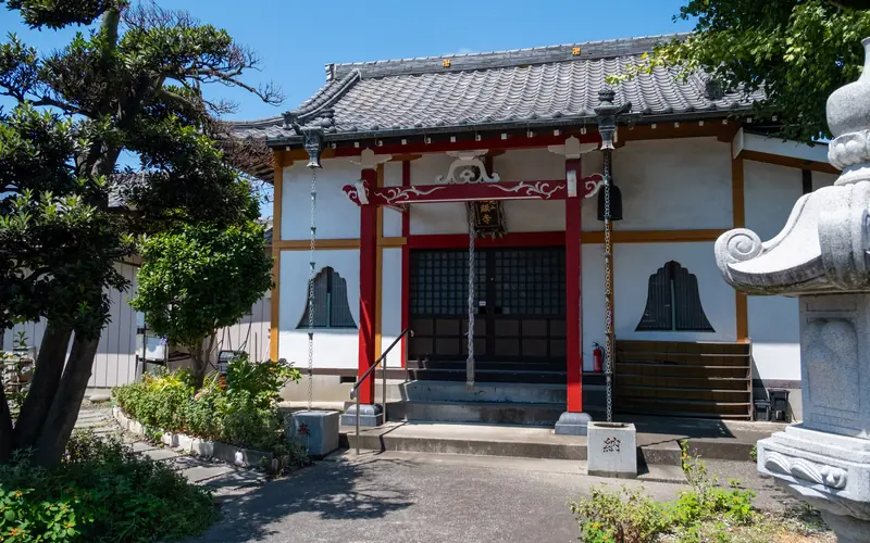 慈眼寺の本堂正面(斜め)
