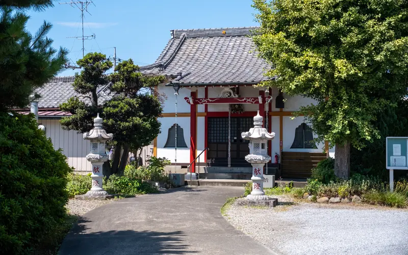 慈眼寺の本堂と境内(石灯籠)
