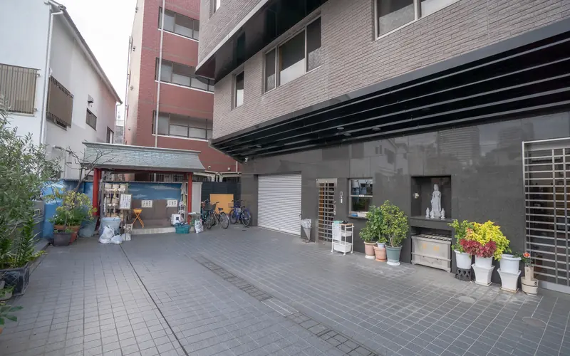 慈眼寺斎場の建物前の敷地（祠つき）