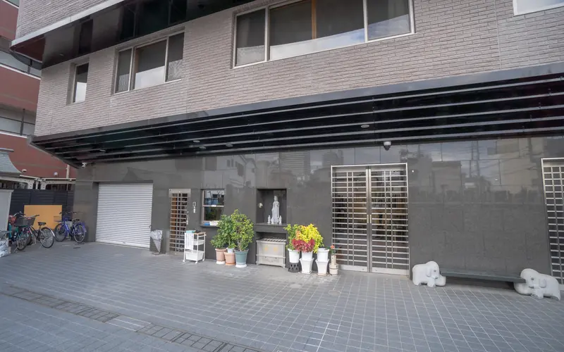 慈眼寺斎場の建物1階の入口まわり