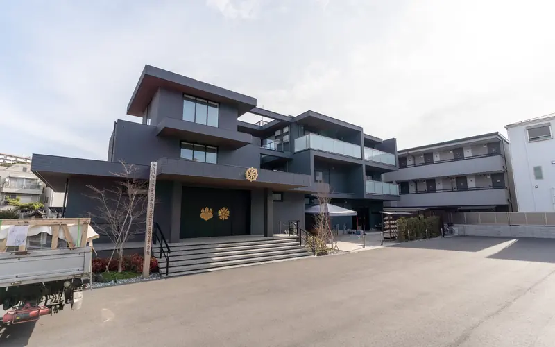慈光院の本堂入口側の外観（別角度）