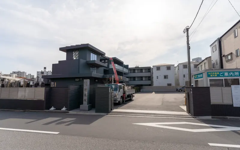 慈光院の門前から見た外観