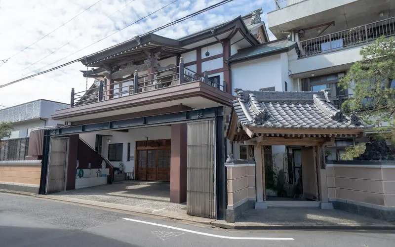 霊通寺会館の山門と建物の外観