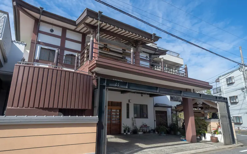 霊通寺会館の建物の外観(斜め)
