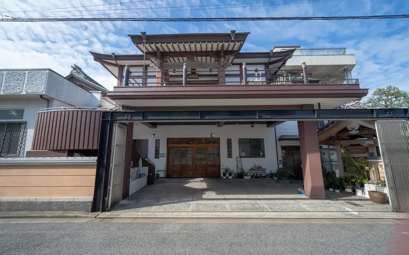 霊通寺会館の建物の外観(正面)
