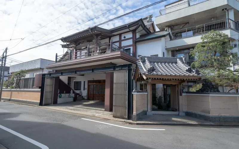 霊通寺会館の道路側から見た外観