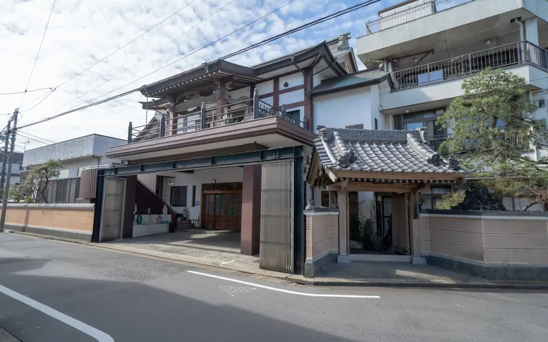 霊通寺会館の道路側から見た外観（別カット）