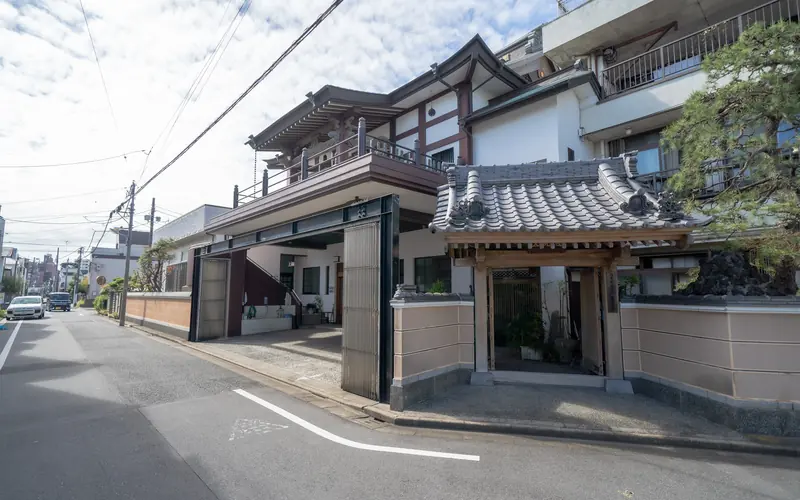 霊通寺会館の前面道路と建物