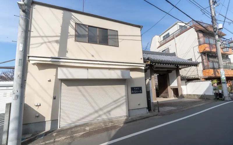 実相院 如意ホールの建物の外観(シャッター側)