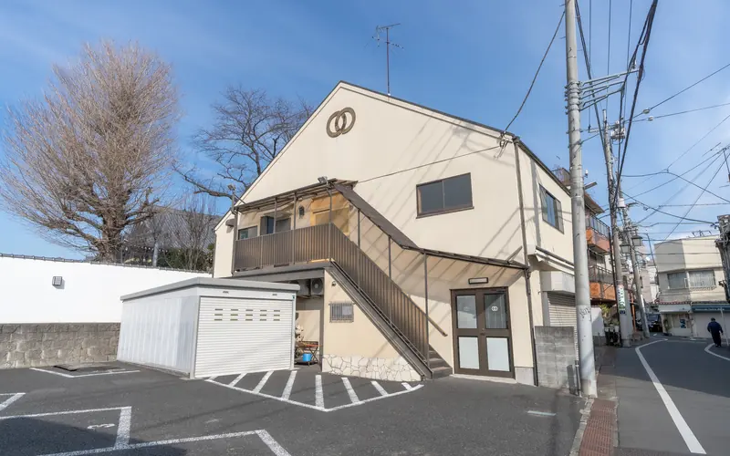 実相院 如意ホールの建物の側面と駐車場