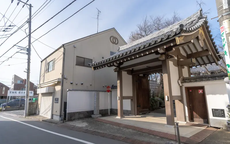 実相院 如意ホールの山門と建物の外観