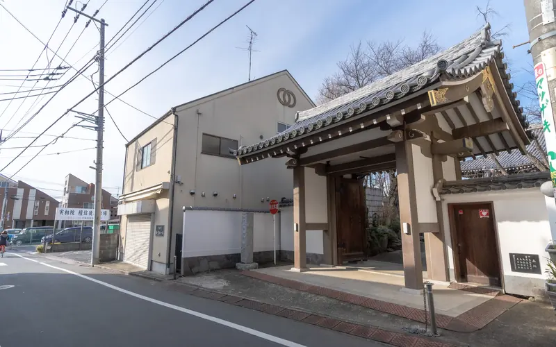 実相院 如意ホールの山門と建物（道路側）
