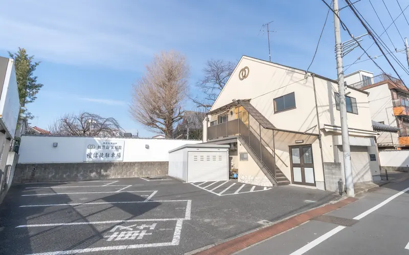 実相院 如意ホールの駐車場と建物(道路側)