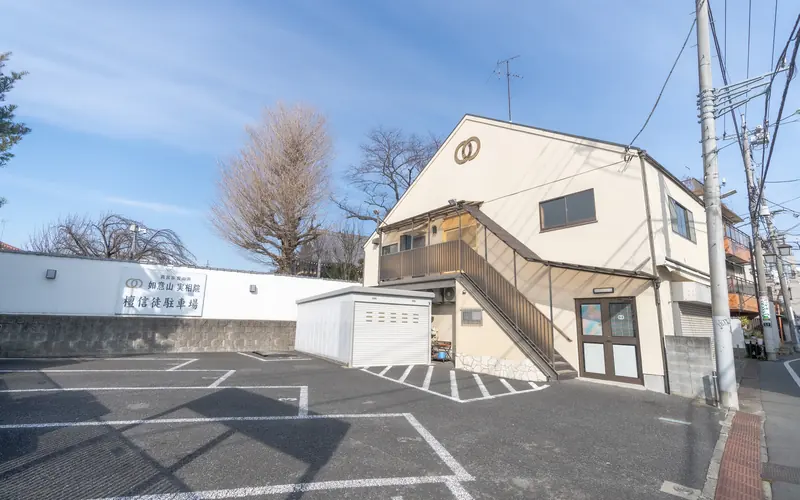 実相院 如意ホールの駐車場と建物(遠景)