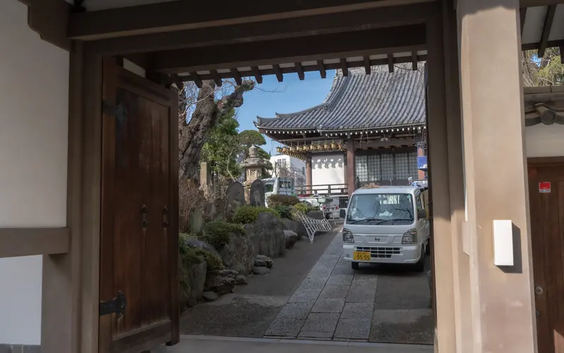 実相院 如意ホールの山門から見た境内