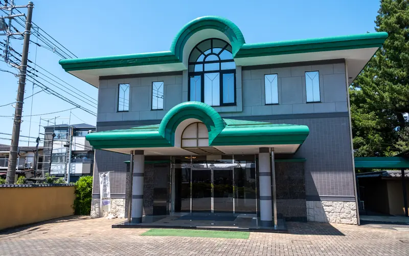 実相寺会館 鷲峰殿の建物の外観（正面近め）