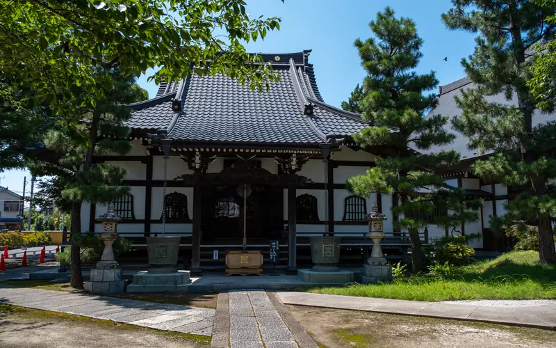 実相寺会館 鷲峰殿の境内と本堂