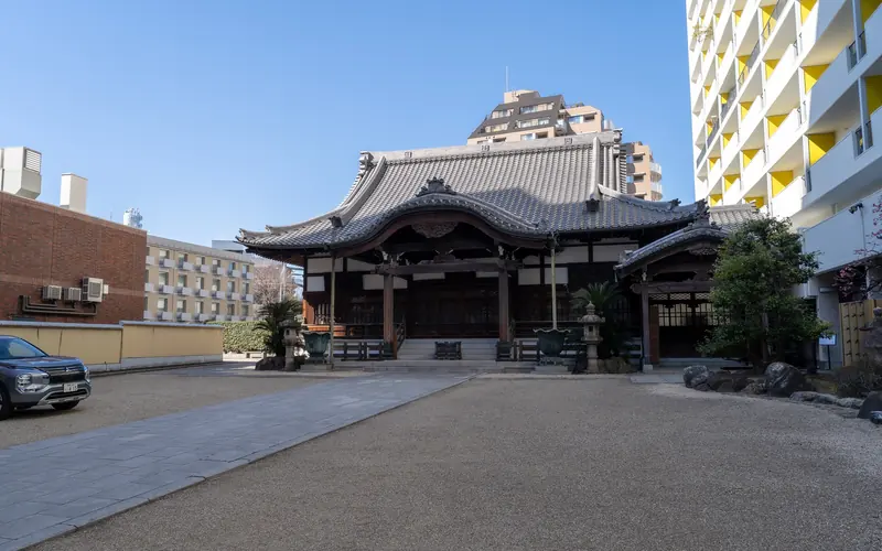 長泉寺の本堂と境内