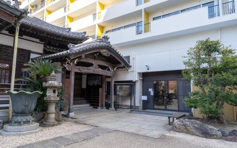 長泉寺の本堂玄関とガラス扉の入口