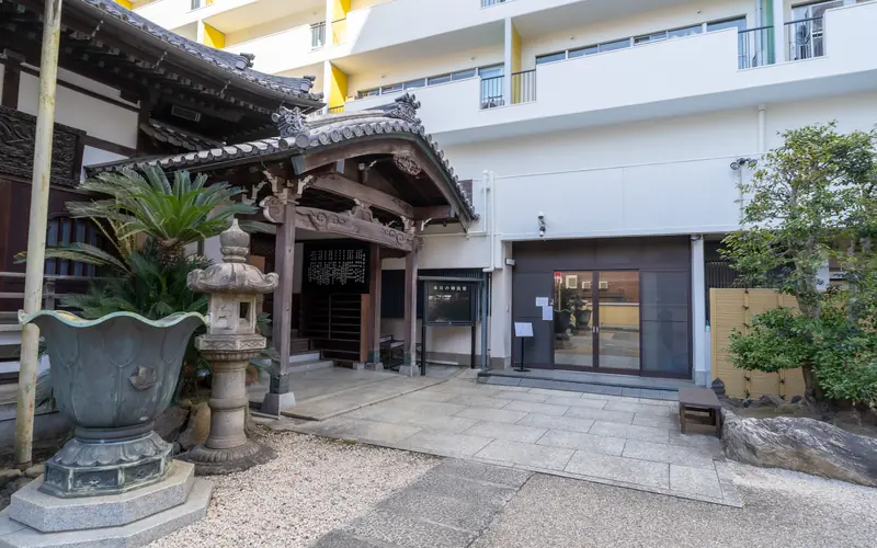長泉寺のガラス扉の入口(近景)