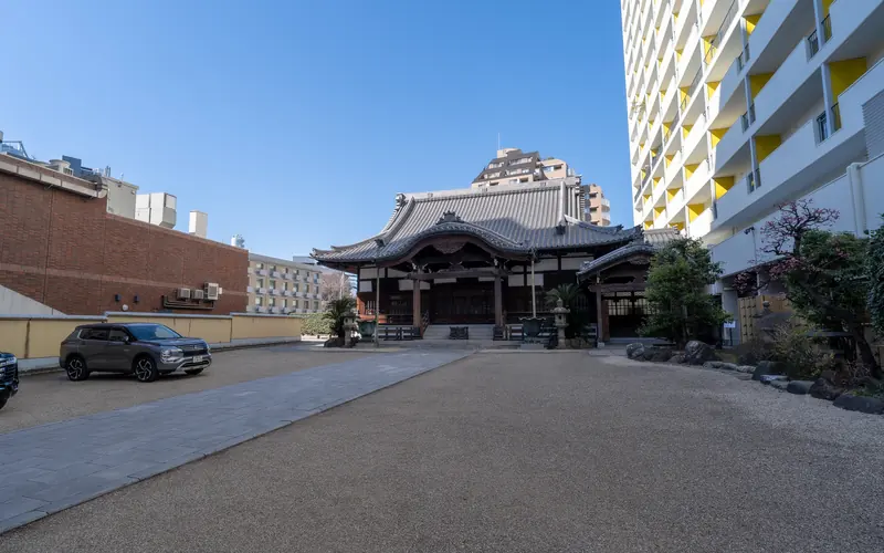 長泉寺の境内の駐車スペース
