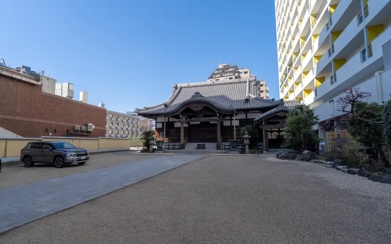 長泉寺の境内の駐車(遠景)