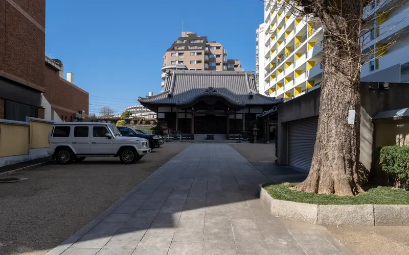 長泉寺の本堂へ続く石畳の参道