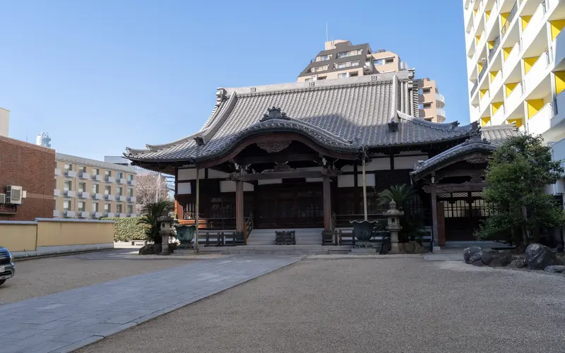 長泉寺の本堂(境内から)