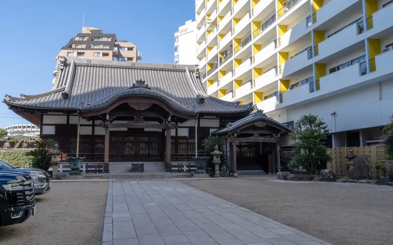 長泉寺の本堂と参道(右寄り)