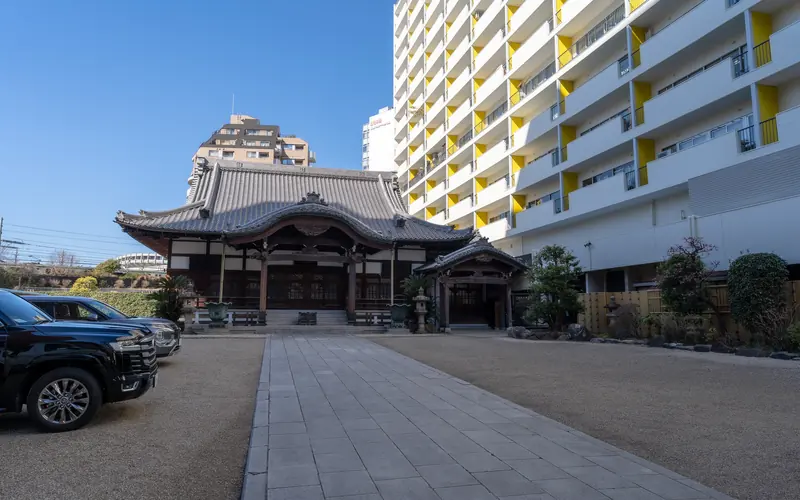 長泉寺の本堂と参道