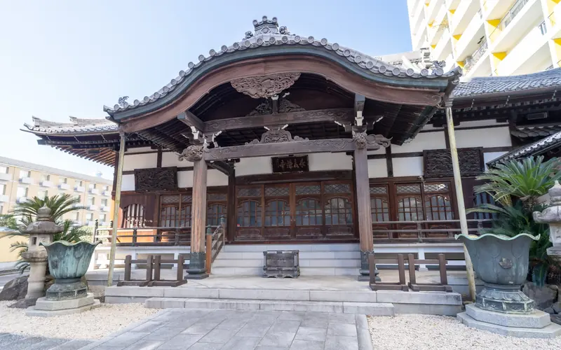 長泉寺の本堂(左前から)