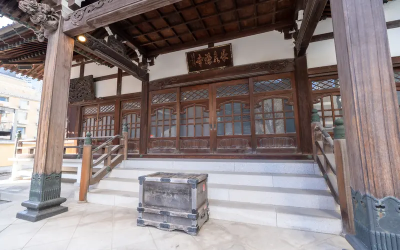 長泉寺の本堂の正面と賽銭箱