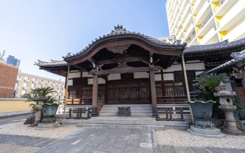 長泉寺の本堂(正面近く)