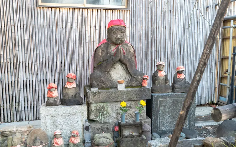 成願寺 長者閣の境内の地蔵尊
