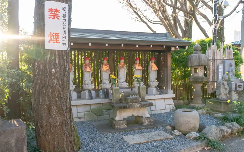 成願寺 長者閣の地蔵堂と石灯籠