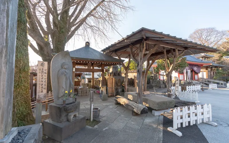 成願寺 長者閣の境内の石仏と東屋