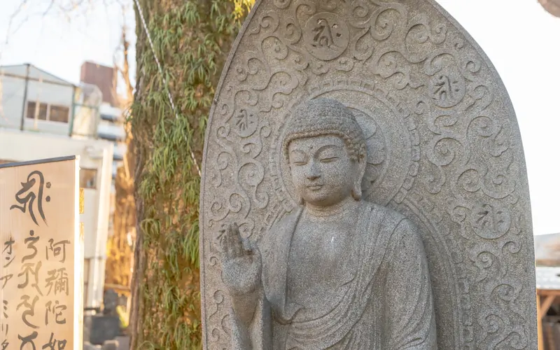 成願寺 長者閣の石の仏像