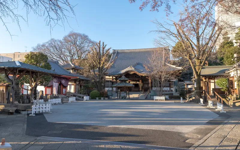 成願寺 長者閣の境内の広場(入口側)