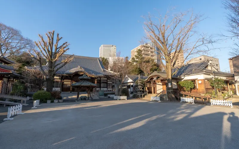 成願寺 長者閣の境内の広場(奥側)