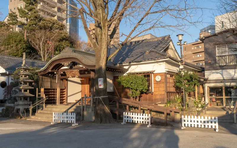 成願寺 長者閣の時計のある木造の建物