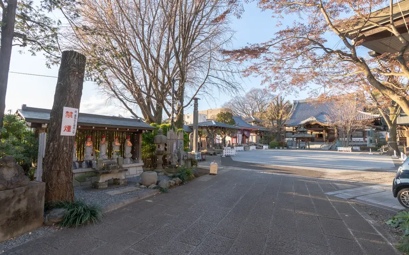 成願寺 長者閣の境内の通路と地蔵堂
