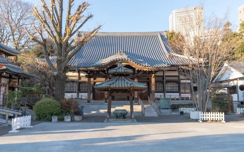 成願寺 長者閣の本堂(やや左から)