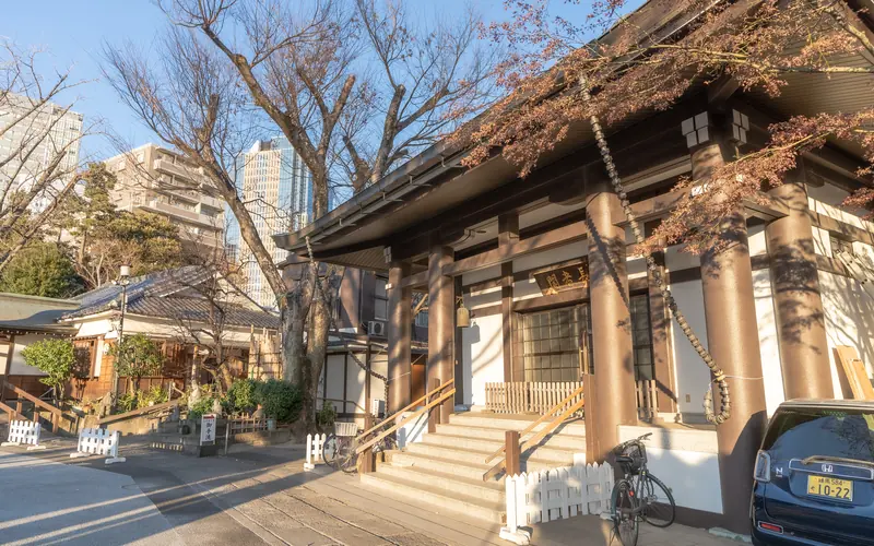 成願寺 長者閣のお堂の入口(斜め)