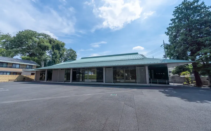 浄牧院 大空会館の駐車場越しの外観