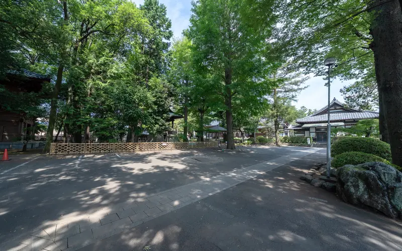 浄牧院 大空会館の境内の木立と通路